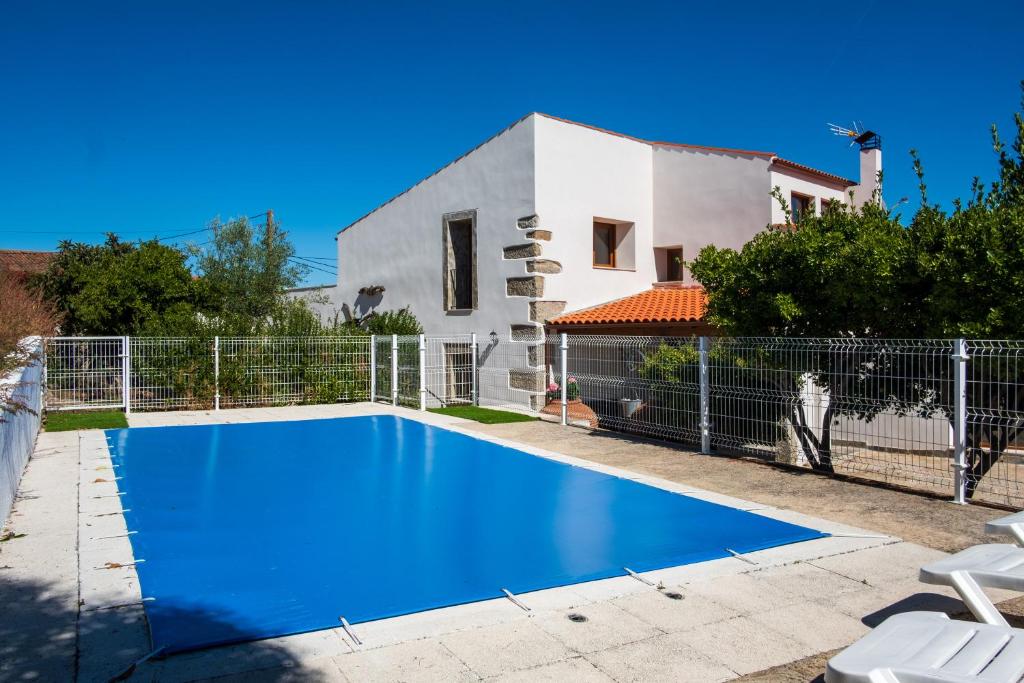 Bazén v ubytování Casa Rural El Trillo nebo v jeho okolí