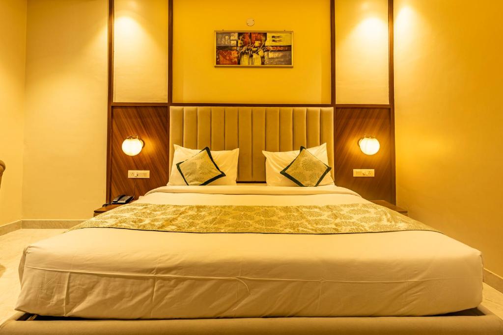 Postel nebo postele na pokoji v ubytování Hotel Vedangam