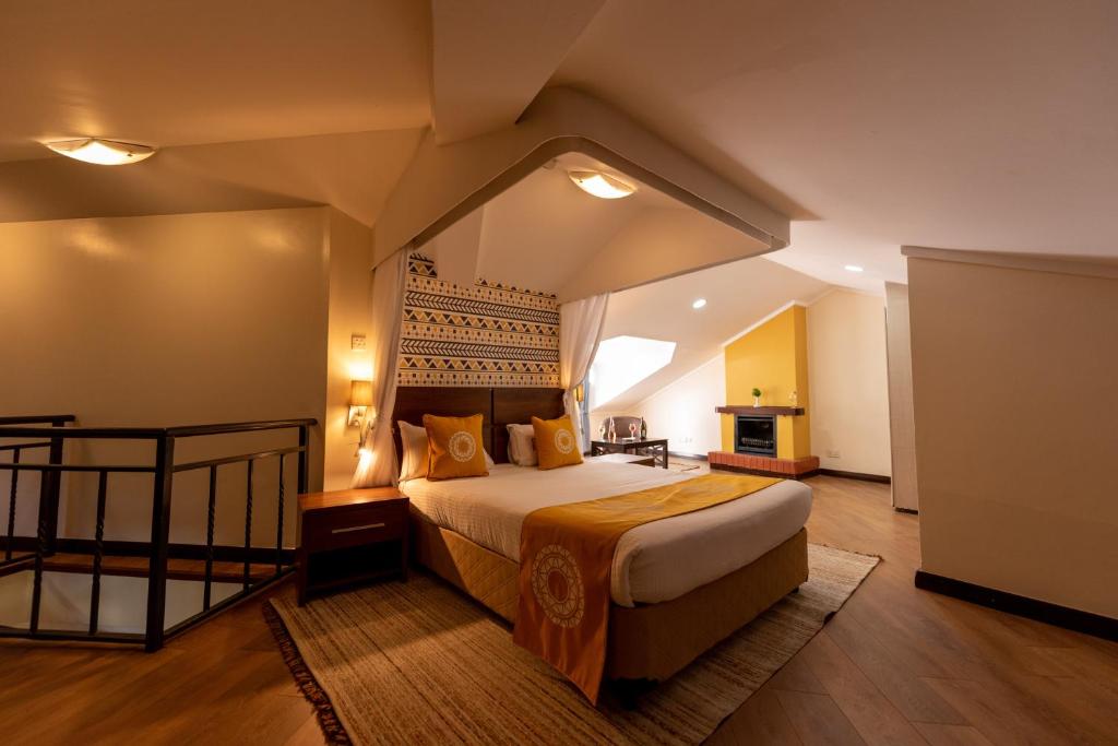 um quarto com uma cama grande num quarto em Heri Heights Hotel Apartments, SureStay Collection by Best Western em Nairobi
