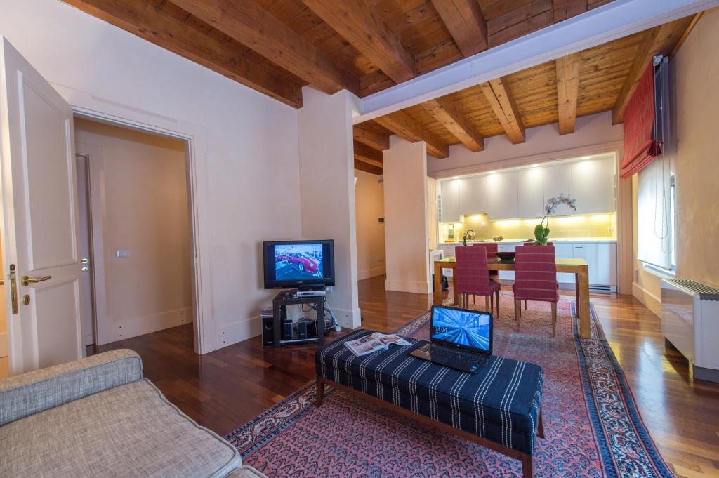 威尼斯的住宿－基德卡莫里諾斯塔克公寓，客厅配有沙发和桌子