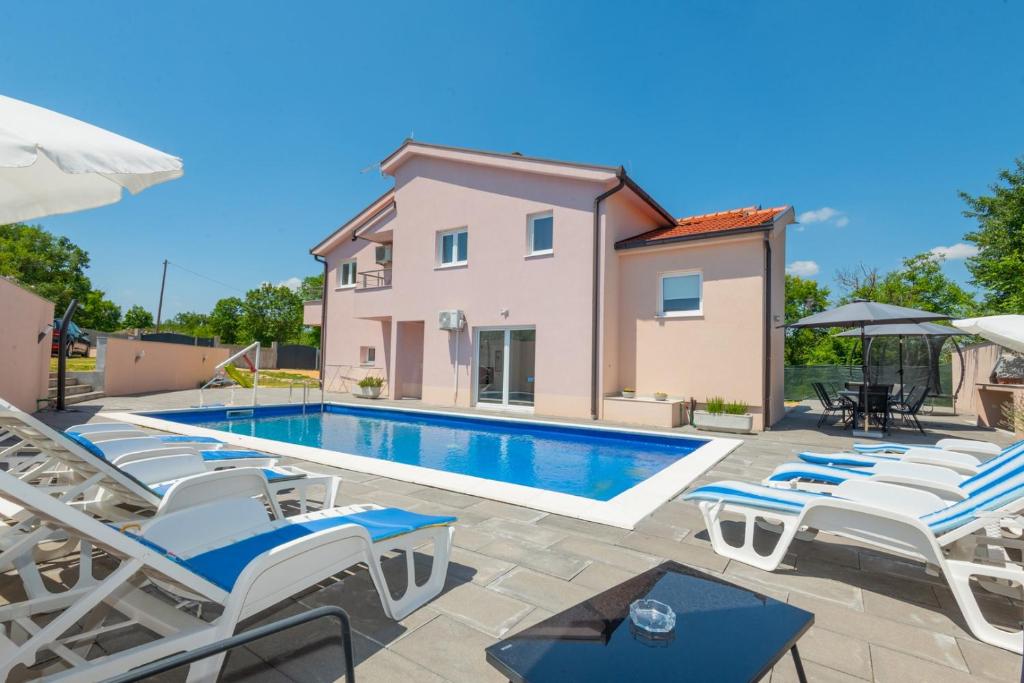 Πισίνα στο ή κοντά στο Villa Bianca with private pool