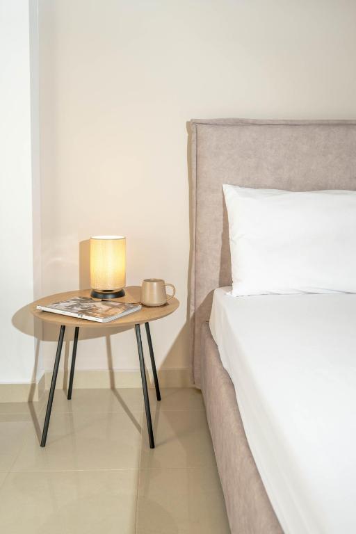 Postel nebo postele na pokoji v ubytování Downtown Comfy Studio
