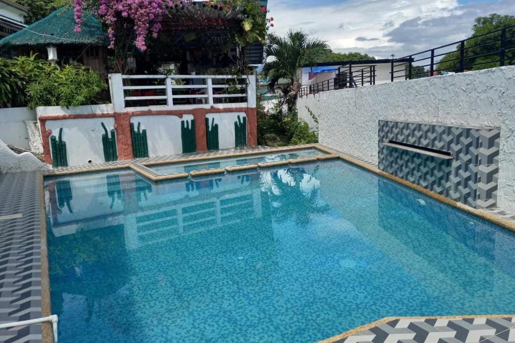 Bazén v ubytování Bellevue Resort Puerto Galera nebo v jeho okolí