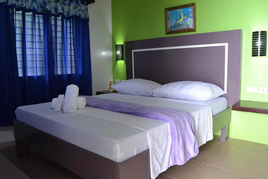 Postel nebo postele na pokoji v ubytování Bellevue Resort Puerto Galera