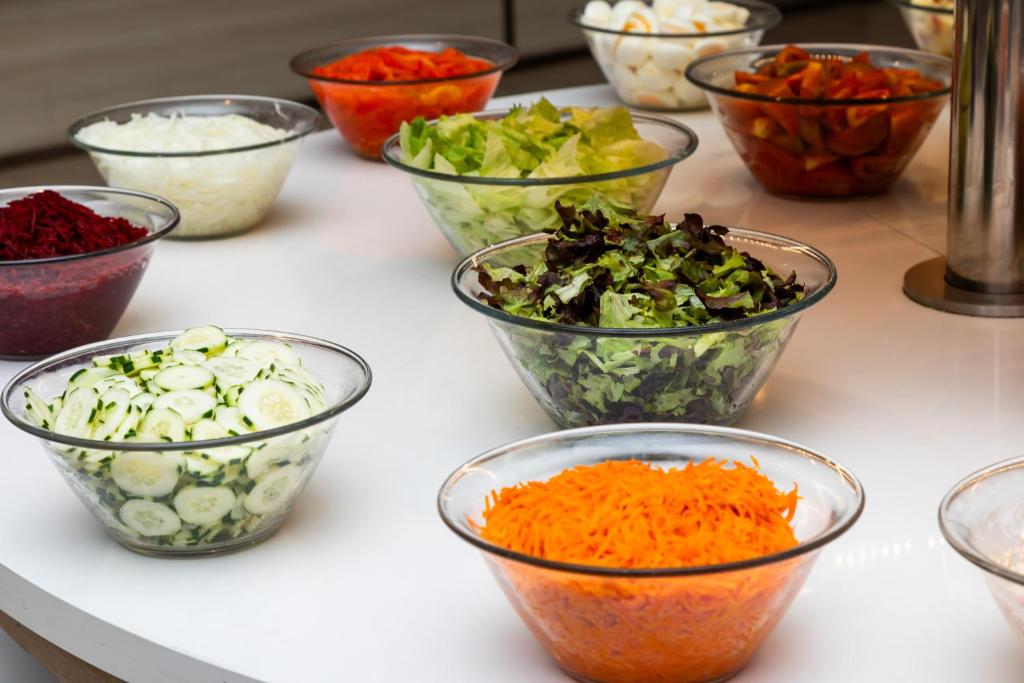 a group of bowls of vegetables on a counter at Ohtels Carabela in Matalascañas
