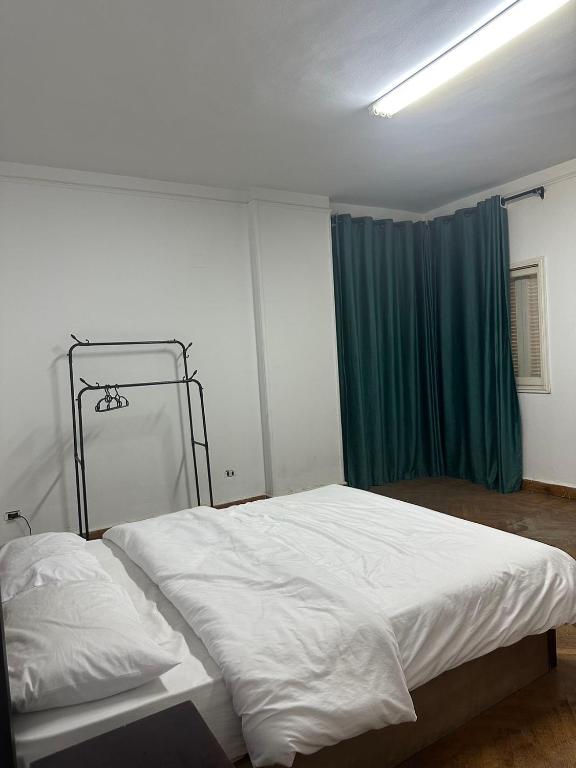 Postel nebo postele na pokoji v ubytování QinFu HOTEL
