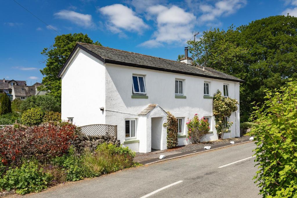ein weißes Haus am Straßenrand in der Unterkunft heft view at rose cottage - opp heft restaurant in Grange Over Sands