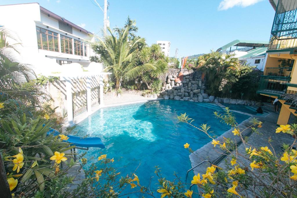 Bazén v ubytování RedDoorz @ Yahweh Spring Retreat & Resort Laguna nebo v jeho okolí