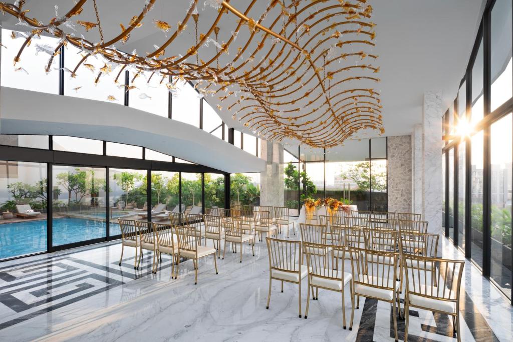 Bazén v ubytování Mövenpick Hotel Jakarta City Centre nebo v jeho okolí