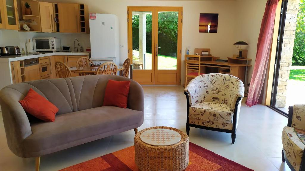 un salon avec un canapé et une table dans l'établissement Studio Nature enchantée Annecy, à La Balme-de-Sillingy