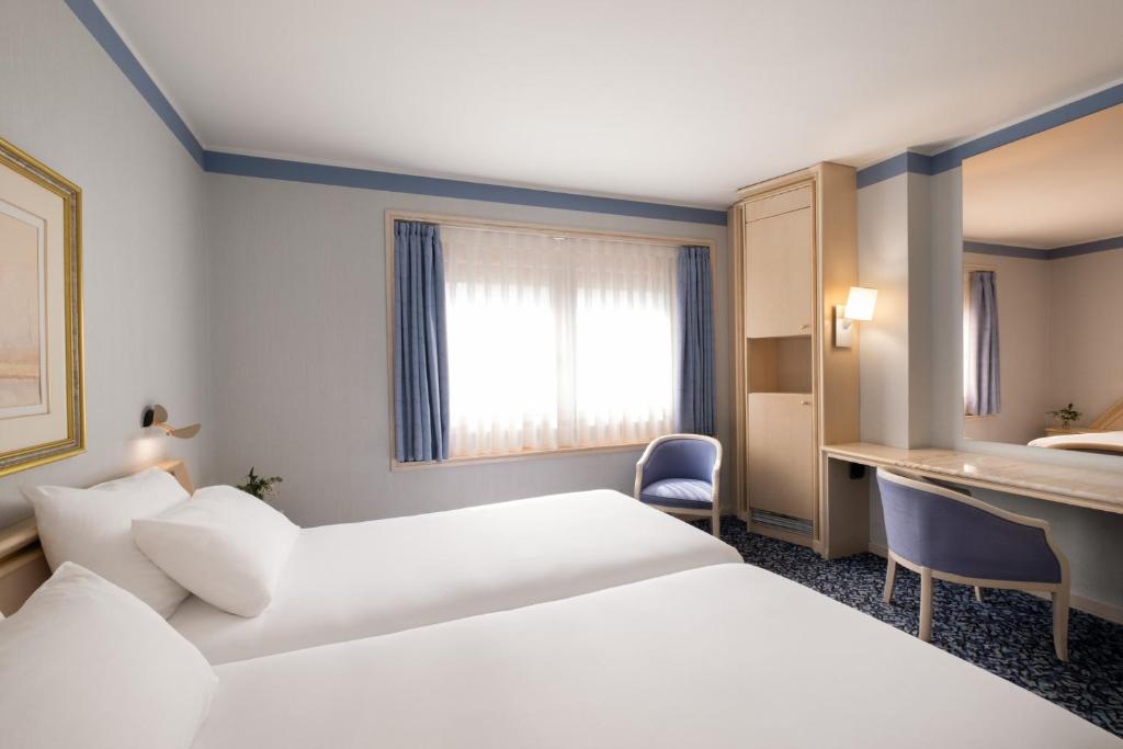 
Double or Twin Room with Parking
