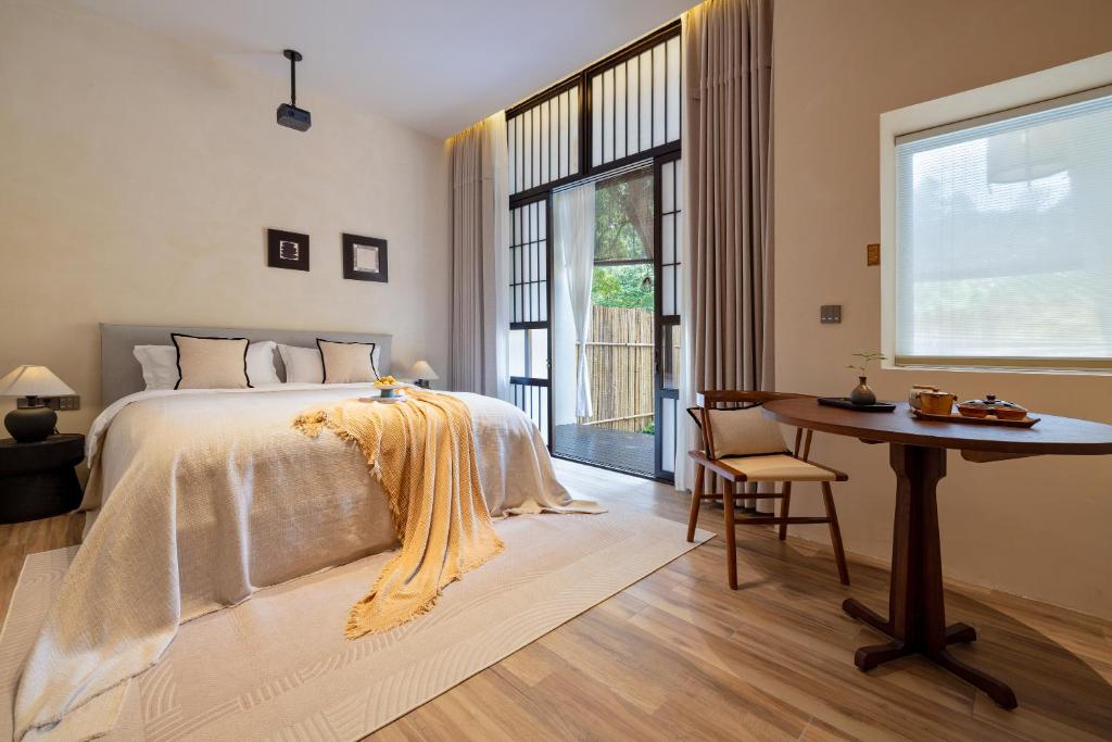 Ένα ή περισσότερα κρεβάτια σε δωμάτιο στο 溪阳依山静私汤国风庭院