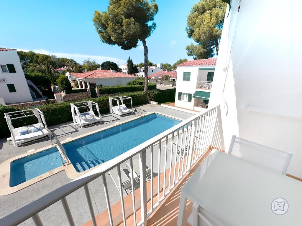 Bazén v ubytování Apartamentos Annabel's II nebo v jeho okolí