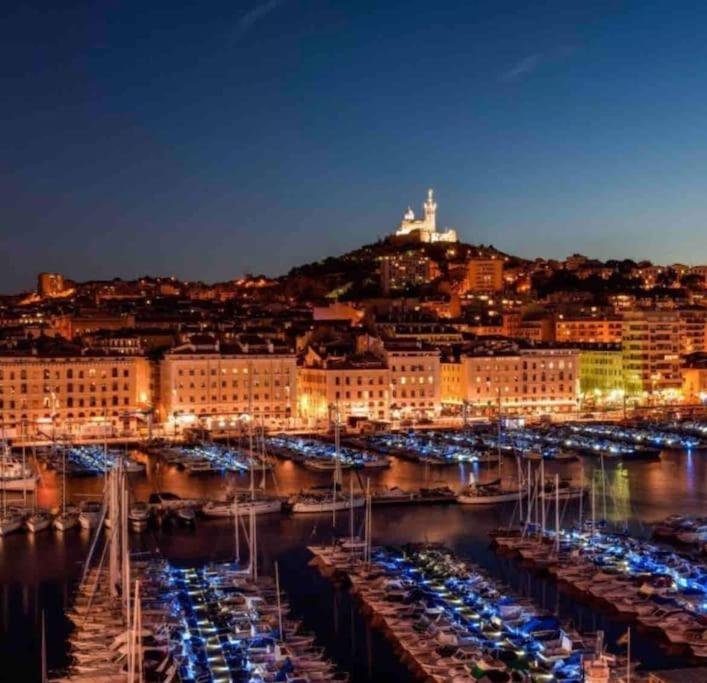un groupe de bateaux amarrés dans un port la nuit dans l'établissement appartement Vieux Port Clim, à Marseille