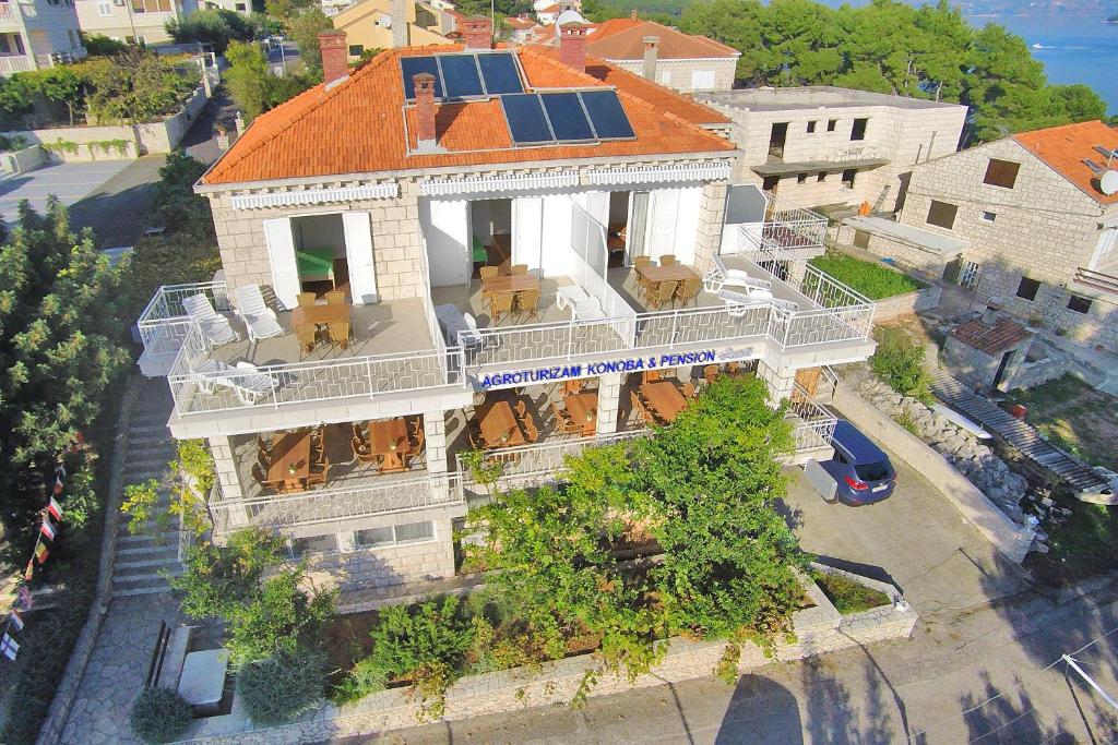 una vista aérea de un edificio con techo en Guest House Lovrić, en Lumbarda