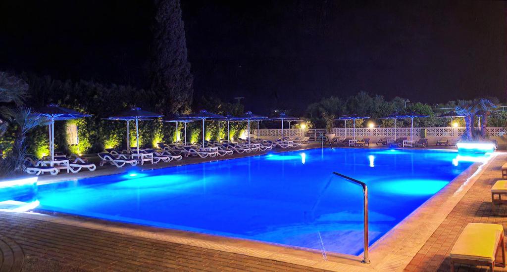 Bazén v ubytování Sveltos Hotel nebo v jeho okolí