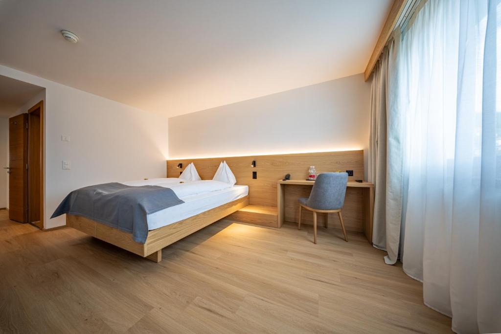 Postel nebo postele na pokoji v ubytování Hotel Piz St. Moritz