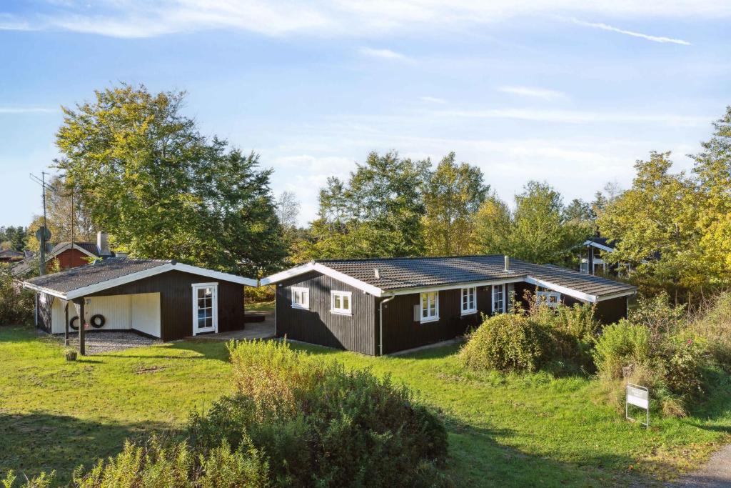 una casa in mezzo a un cortile di Holiday Dream In Lyngså Sauna, Spa And Beach a Sæby