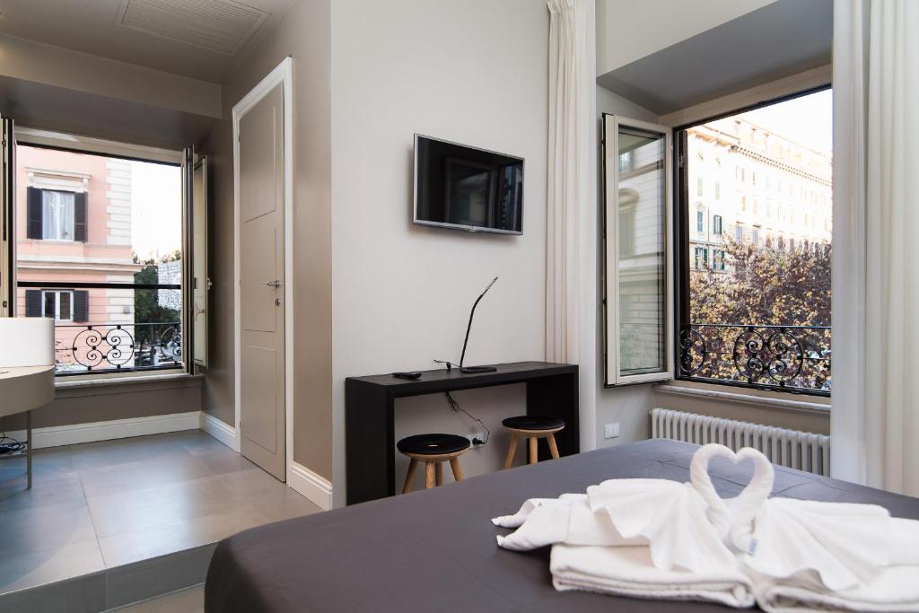 ローマにあるOvidio Suiteのベッドルーム1室(ベッド1台、大きな窓付)