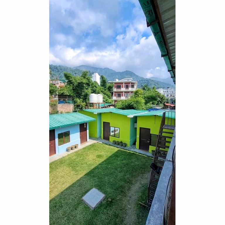 Nespecifikovaný výhled na hory nebo výhled na hory při pohledu z hostelu