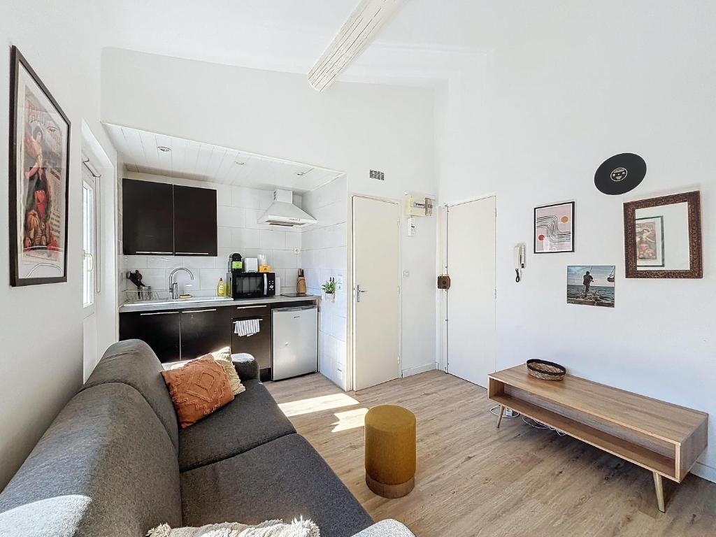 un salon avec un canapé et une table dans l'établissement Charmant appartement - Cours Julien - Central - Les Frères de la Loc', à Marseille