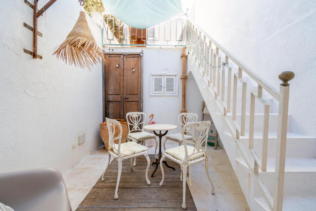 pasillo con mesa, sillas y escaleras en Rialza, en Petra