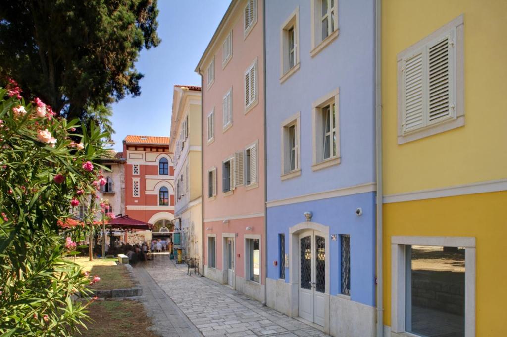 una calle en una ciudad con edificios coloridos en Old Town Suites and Rooms, en Poreč