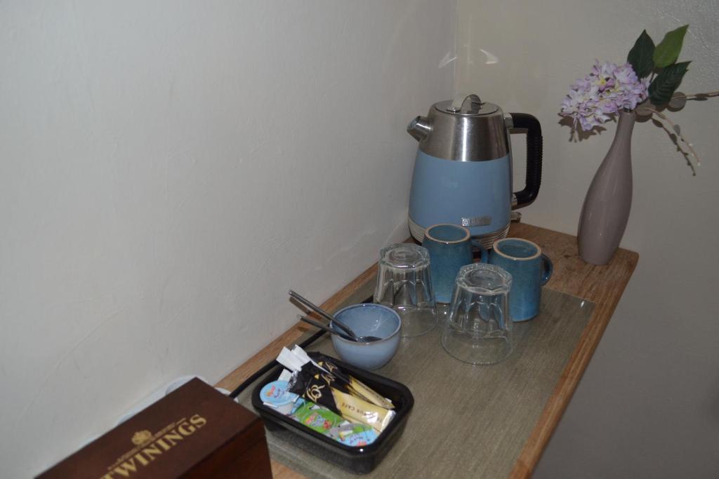 Zestaw do parzenia kawy i herbaty w obiekcie Les Bruyeres B&B