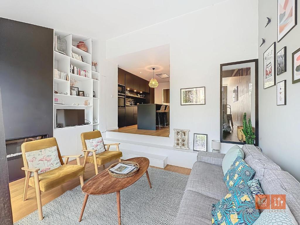 a living room with a couch and chairs and a table at La Saumonerie - Charmante maison a 200m de la plage de Wimereux in Wimereux