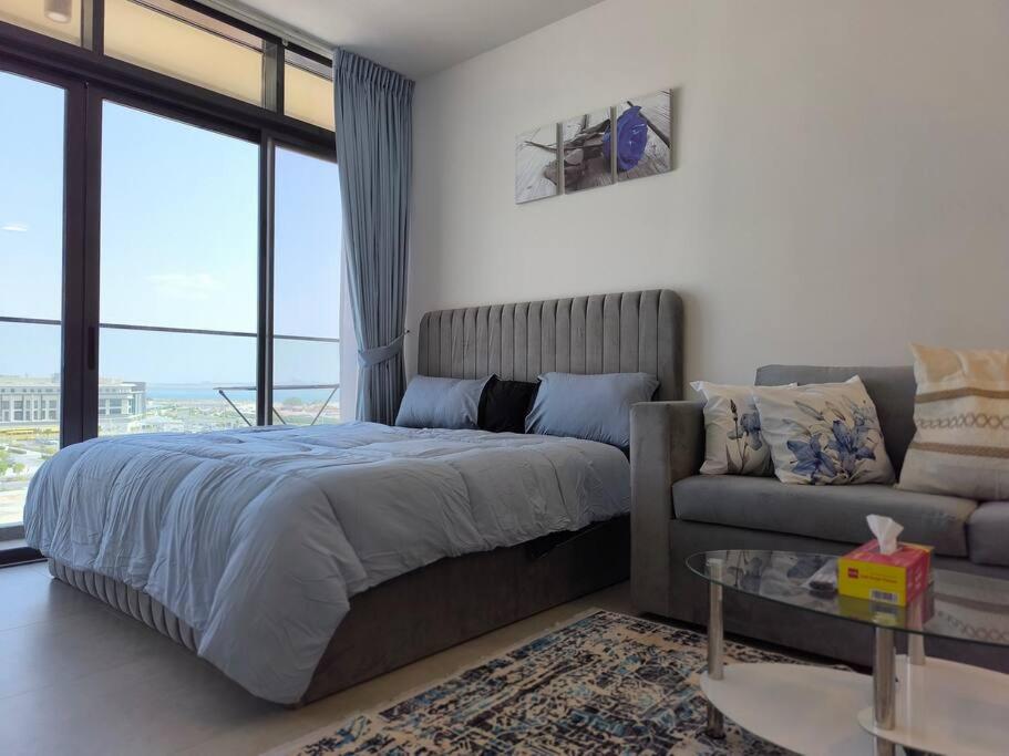 Postel nebo postele na pokoji v ubytování Venus saadiyat beach apartment with SeaView