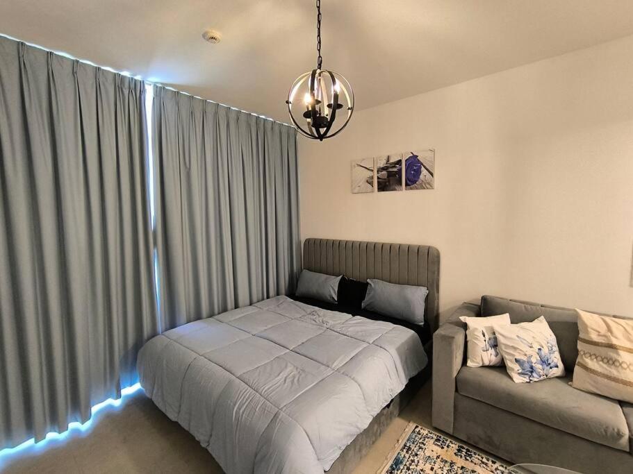 Postel nebo postele na pokoji v ubytování Venus saadiyat beach apartment with SeaView