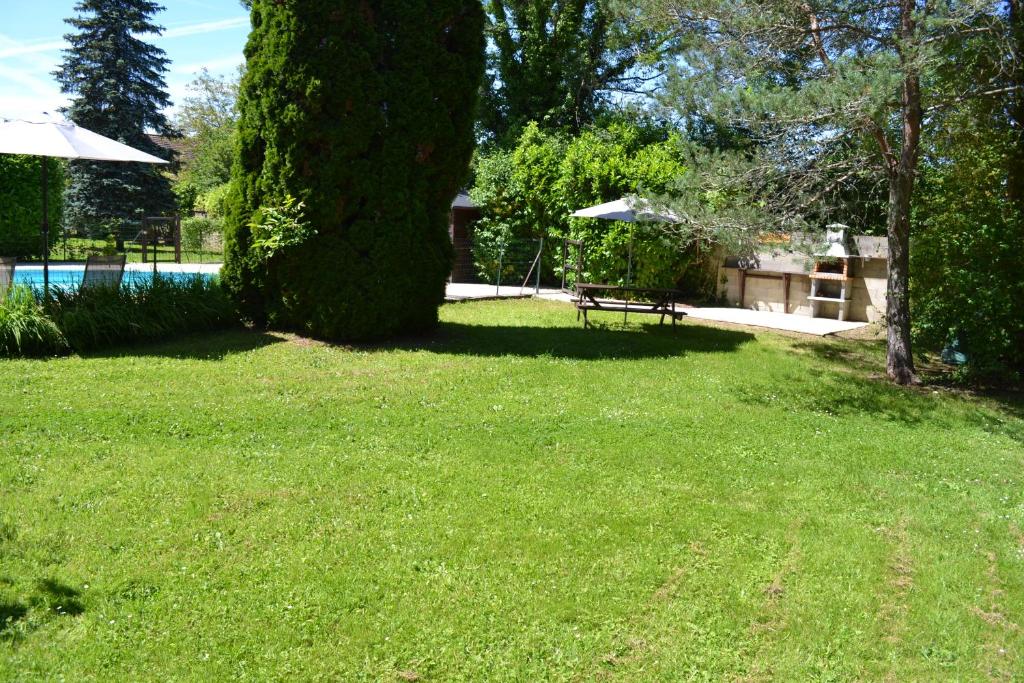 Ogród w obiekcie Les Bruyeres B&B