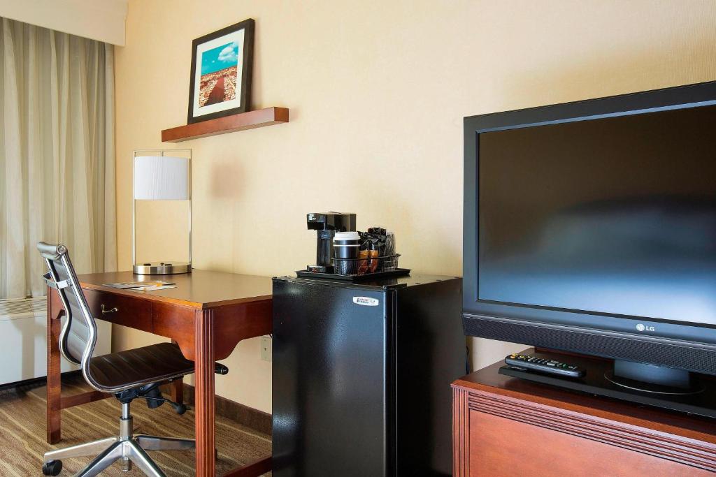 Courtyard Seattle North / Lynnwood Everett - King Room Met Bankbed