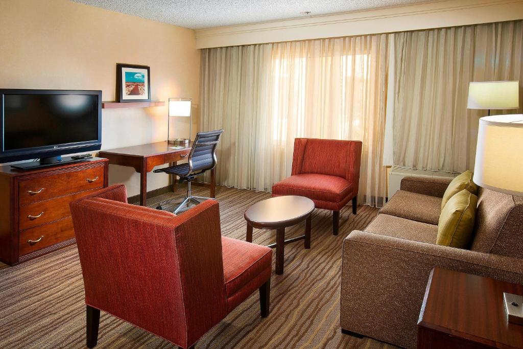 Courtyard Seattle North / Lynnwood Everett - King Suite