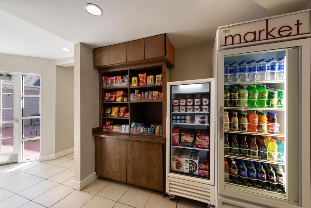 Supermarket nebo jiné obchody v  hotelu nebo okolí