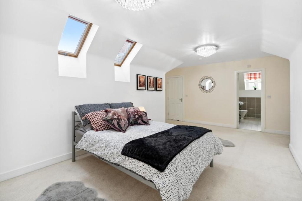 a bedroom with a bed in a room with skylights at 5BR Hinckley l Sleeps 10 l 2 Big Parking l House in Hinckley