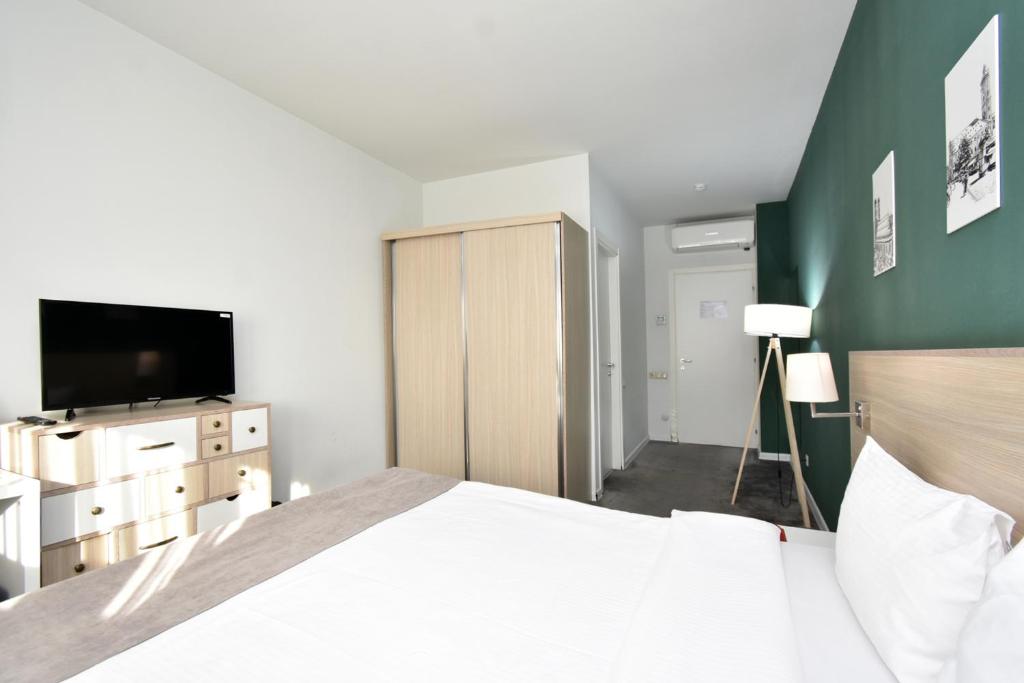 TV a/nebo společenská místnost v ubytování In City Hotel