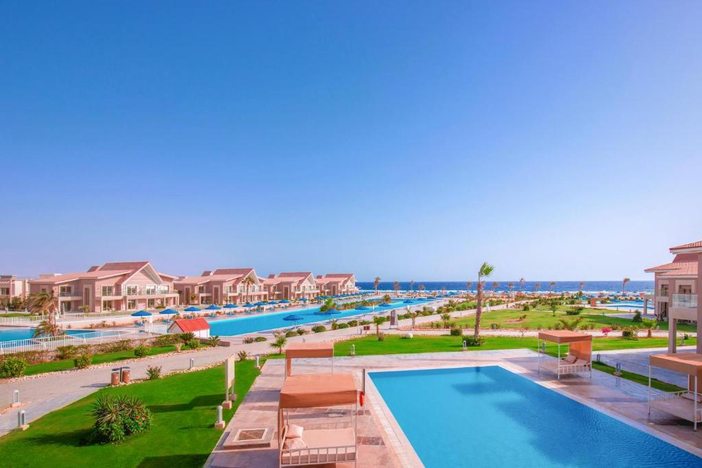Bazén v ubytování Pickalbatros Sea World Resort - Marsa Alam- "Aqua Park" nebo v jeho okolí