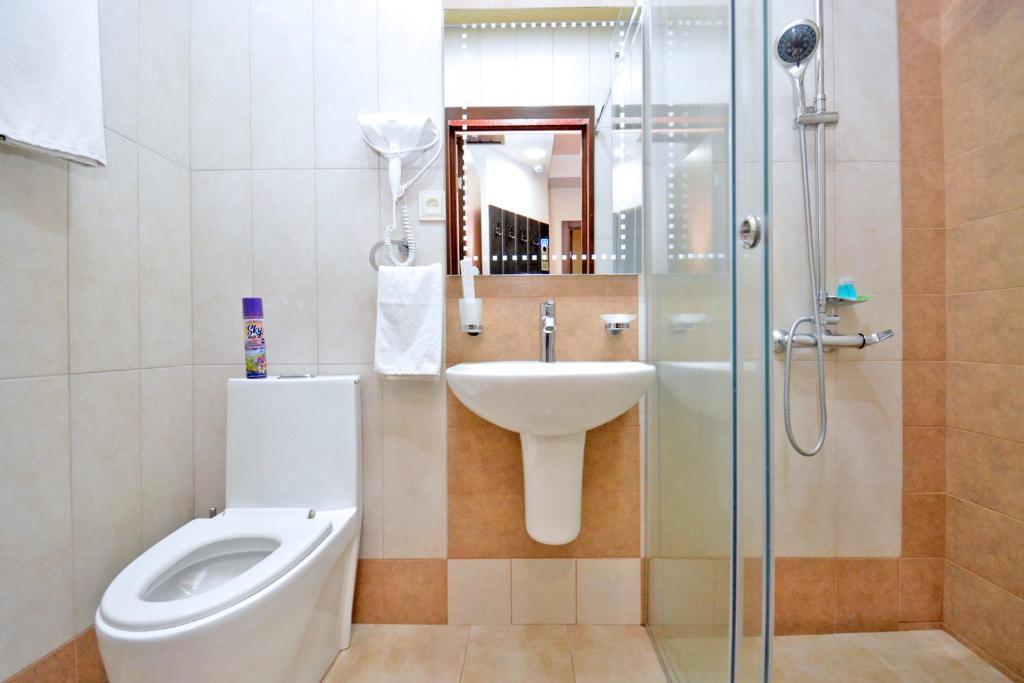 Koupelna v ubytování Partez Hotel