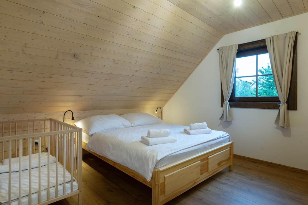 Postel nebo postele na pokoji v ubytování Chaty pri Mare - Tatralake houses