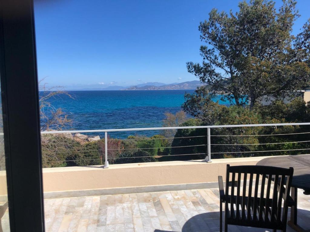 une vue sur l'océan depuis un balcon dans l'établissement les pieds dans l'eau, à Monticello