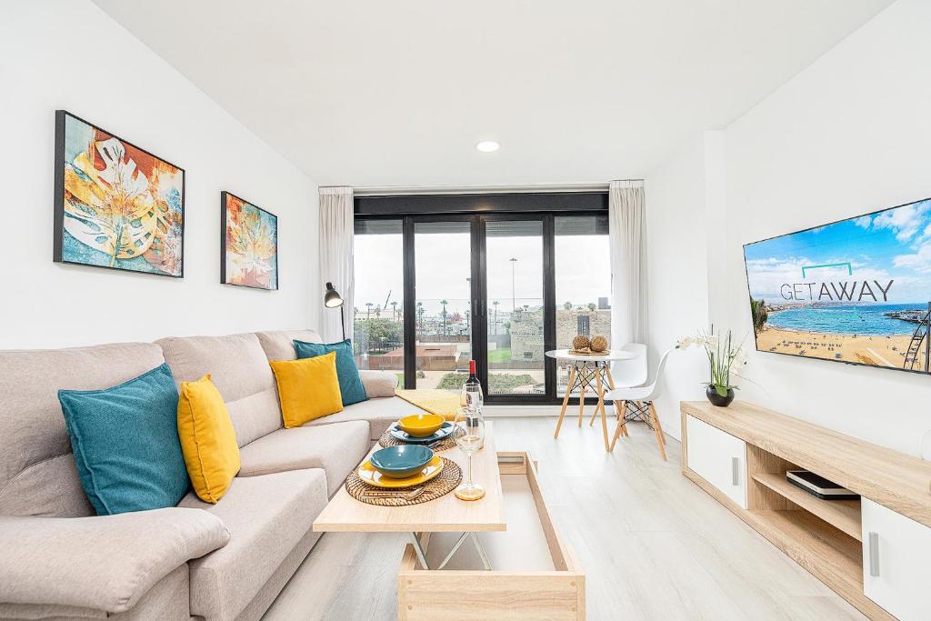 ein Wohnzimmer mit Sofa und Tisch in der Unterkunft Castle Bank By CanariasGetaway in Guanarteme