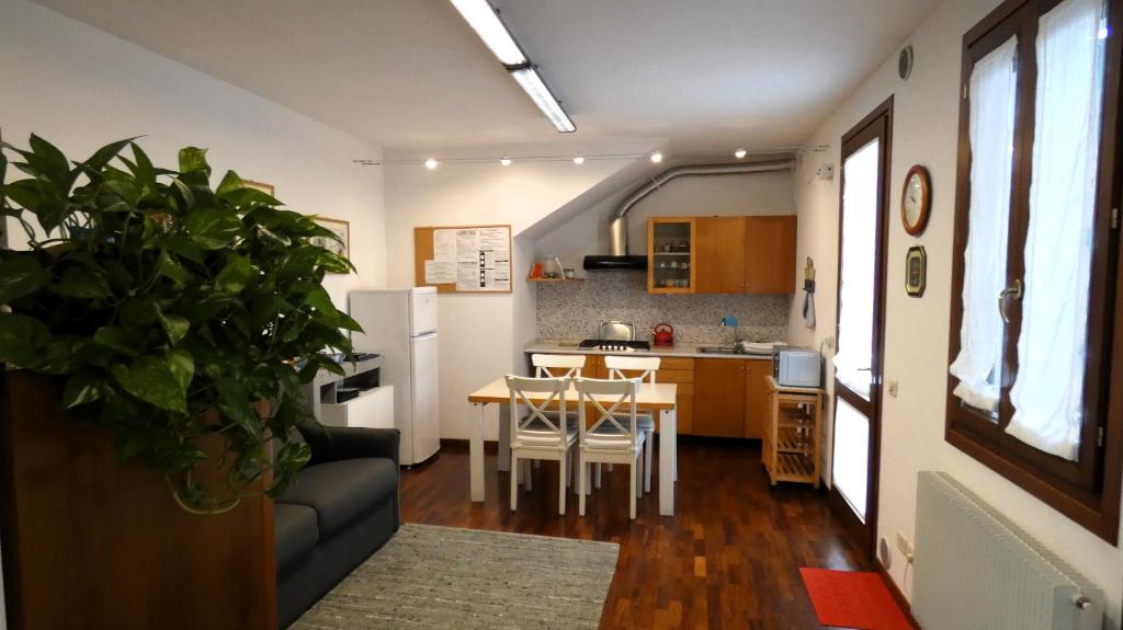 Kuchyň nebo kuchyňský kout v ubytování Mamma Mia on ground floor with private parking TV-VENICE