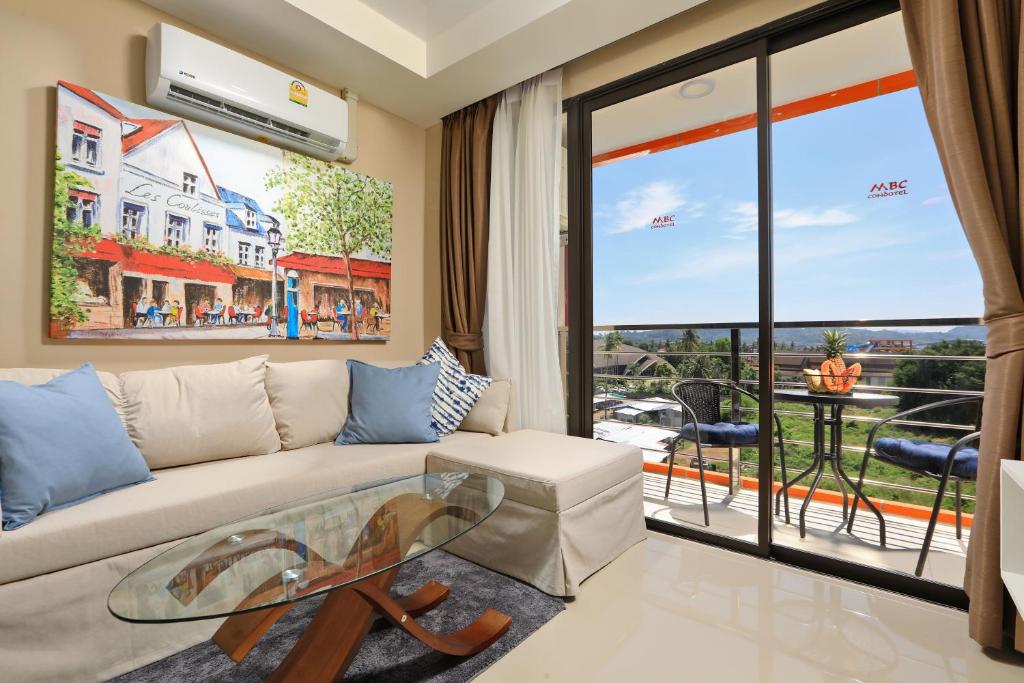 En balkon eller terrasse på Mai Khao Beach Condo by Capital Pro