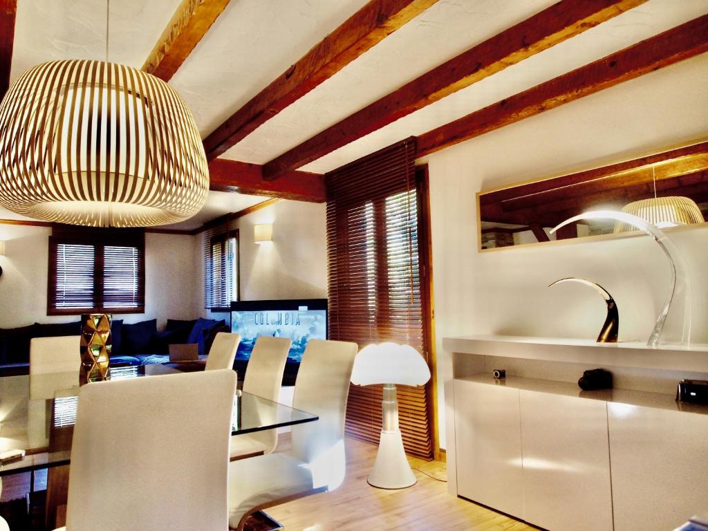 une cuisine et une salle à manger avec une table et des chaises dans l'établissement Chalet Greystone, à Brides-les-Bains