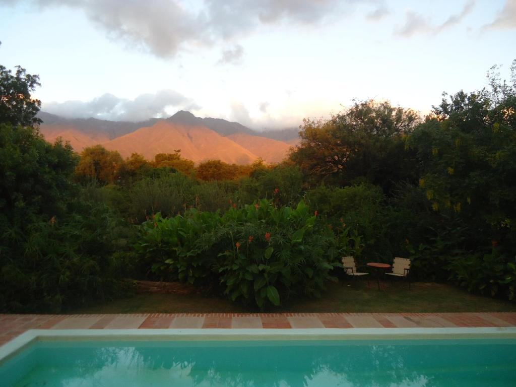 una piscina con vistas a las montañas en Las Rukas en San Javier