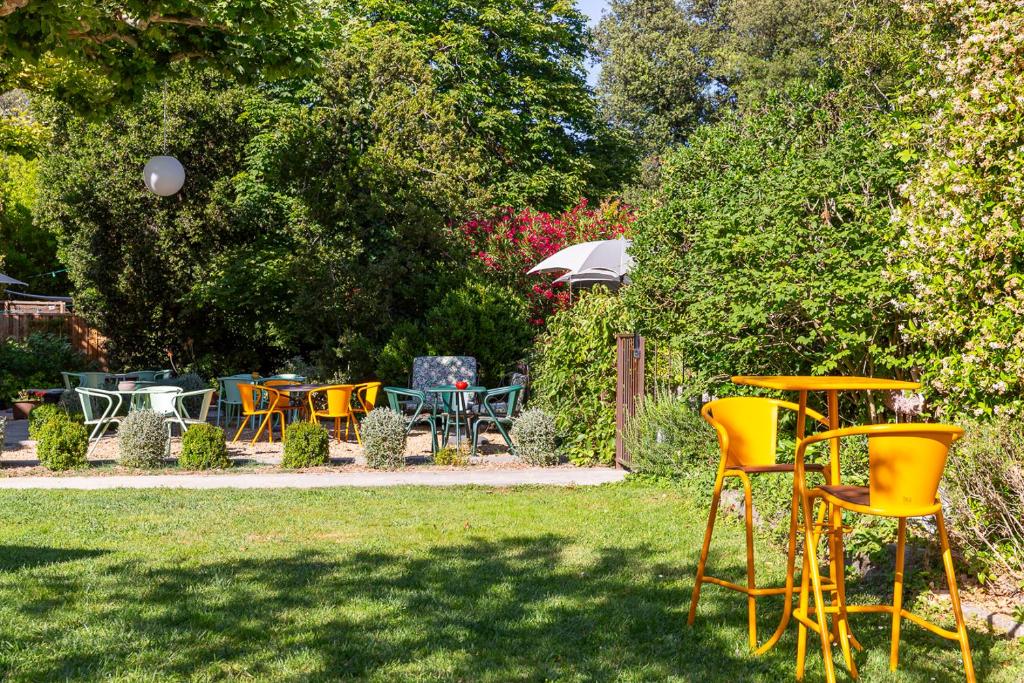 a group of tables and chairs in a yard at Hôtel 96 in Marseille