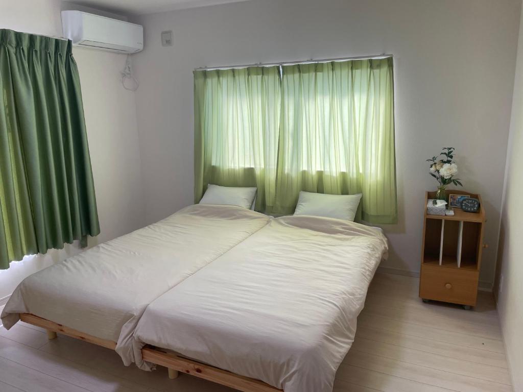Postel nebo postele na pokoji v ubytování Clover House 大人数向け一軒家