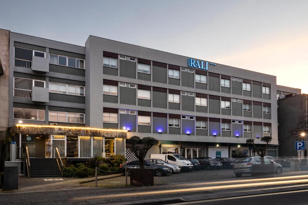 een hotel met auto's geparkeerd op een parkeerplaats bij Hotel Rali Viana in Viana do Castelo