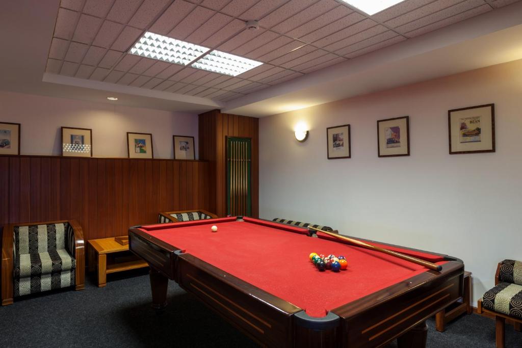 Een biljarttafel in Hotel Rali Viana